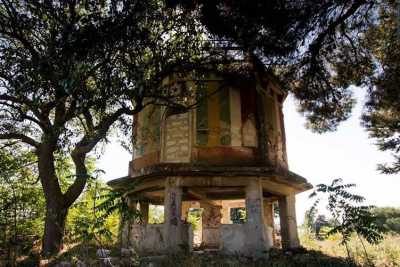 Bizzarra e colorata: � "la giostra", costruzione del 1930 che giace nell'agro di Acquaviva